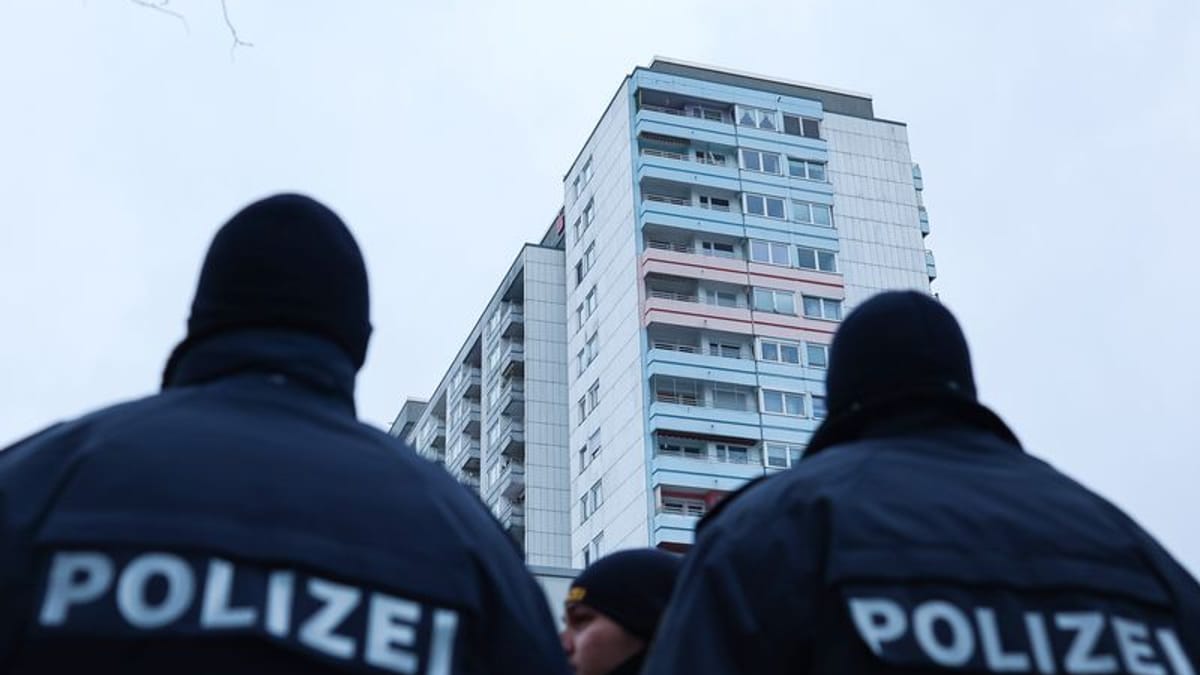 Mann droht mit Waffe, Spezialeinheit der Polizei kommt