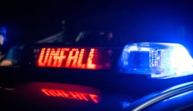 Auto prallt gegen Baum – drei Verletzte