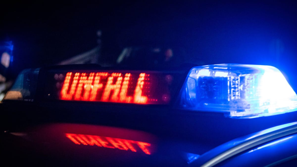 Auto prallt gegen Baum – drei Verletzte