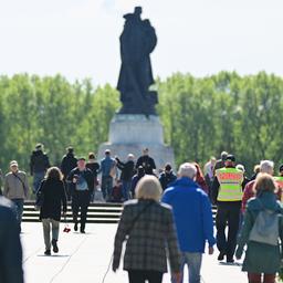 Besucher und Polizeibeamte gehen am 08.05.2025 im sowjetischen Sowjetischen Ehrenmal Treptow in Richtung der haushohen Statue eines sowjetischen Soldaten. (Quelle: dpa-Bildfunk/Sebastian Gollnow) 