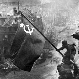 Hissen der sowjetischen Flagge auf dem Reichstag in Berlin vom 2. Mai 1945 (Quelle: dpa/Jewgeni Chaldej)