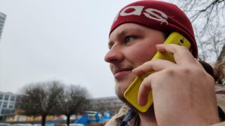 Der 22-jährige Student Nico telefoniert mit einem Klapphandy.