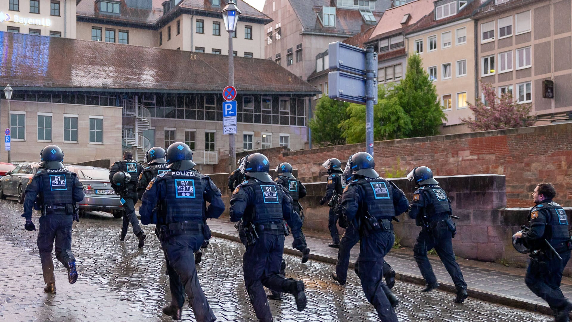 Polizisten in Nürnberg am Rande einer Demo (Archivfoto): Am Montagabend kam es in der Südstadt erneut zu Demonstrationen.