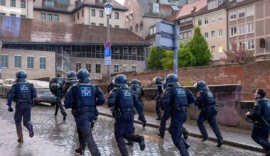 Rechte und linke Gruppen demonstrieren in Nürnberg