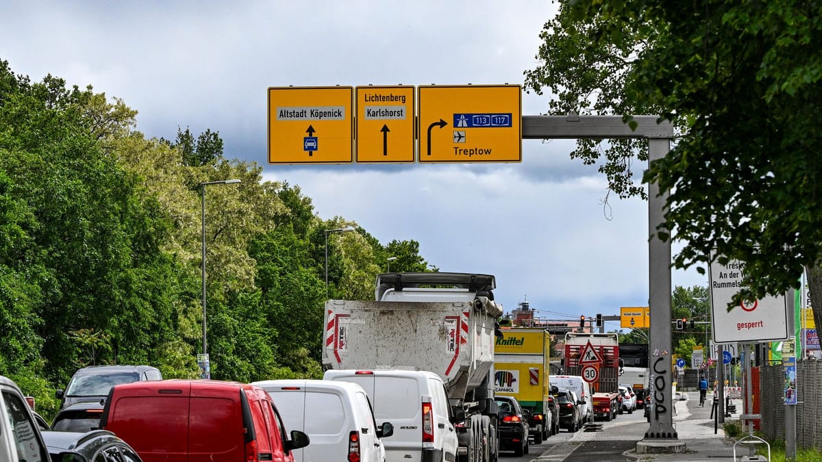 Brücke an der Wuhlheide in Oberschöneweide wird aktuell abgerissen