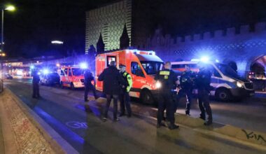 Autofahrer fährt Polizisten auf Oberbaumbrücke an – Klinik
