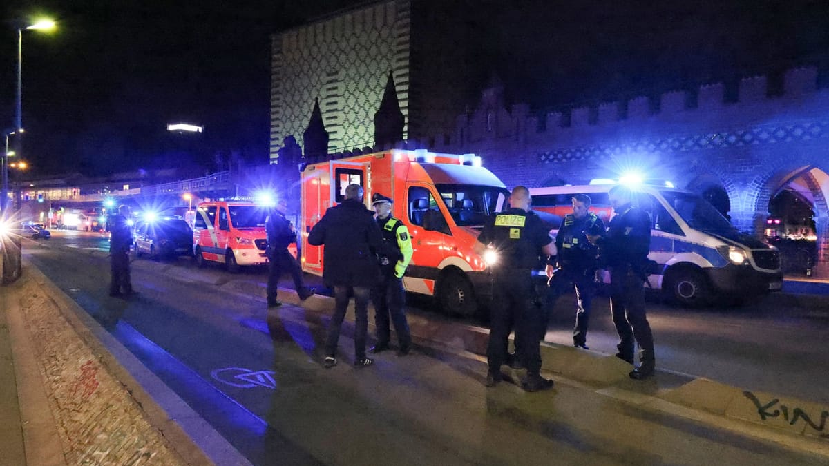 Autofahrer fährt Polizisten auf Oberbaumbrücke an – Klinik