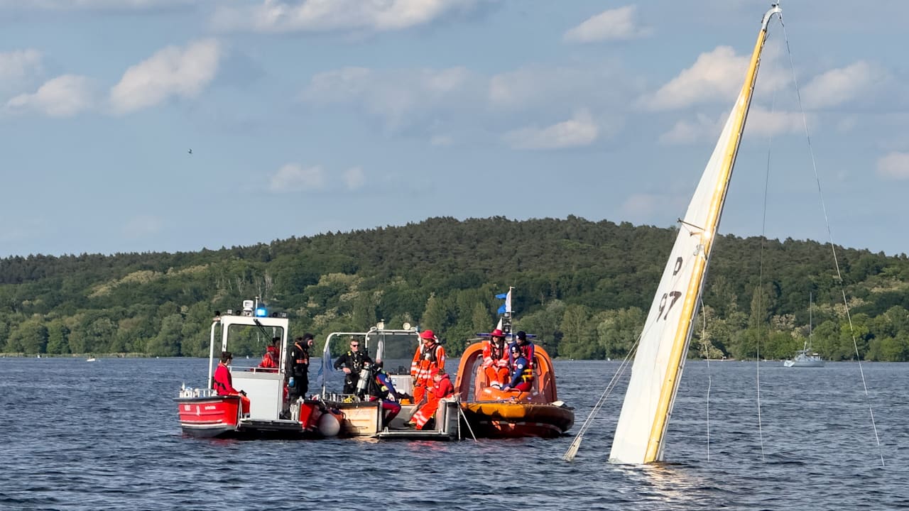 Unglück in Berlin: Mit vier Mann an Bord! Segelboot versank in Havel | Regional
