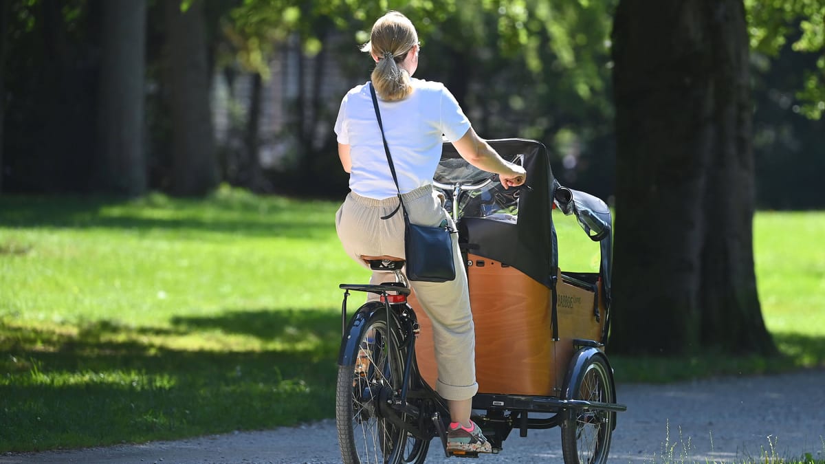 Mann greift Frau mit Kindern und Lastenrad in Plänterwald an