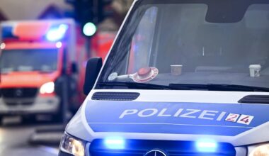 Mann schubst Frau vom Lastenrad und schlägt Zeugin mit Walking-Stöcken