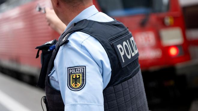 Musikerin aus Hannover: Beamte der Bundespolizei fanden in zwei Zügen in Nordrhein-Westfalen eine teure Geige und einen wertvollen Cellobogen. (Archivbild)