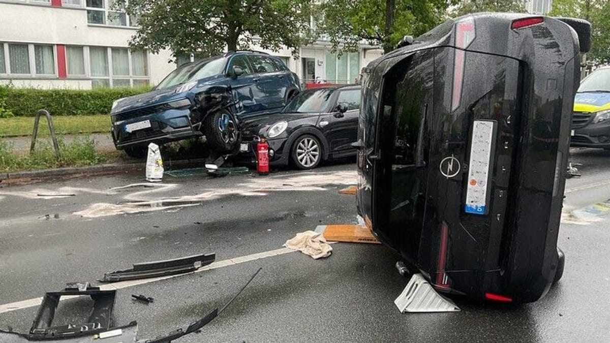 Auto überschlägt sich bei Unfall – drei Verletzte