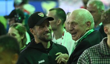 VfB Stuttgart: 1. Gratulant – nach dem Pokaltriumph umarmt Dieter Hoeneß seinen Sohn