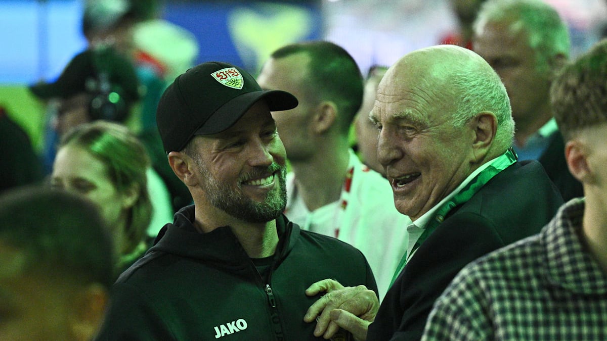 VfB Stuttgart: 1. Gratulant – nach dem Pokaltriumph umarmt Dieter Hoeneß seinen Sohn