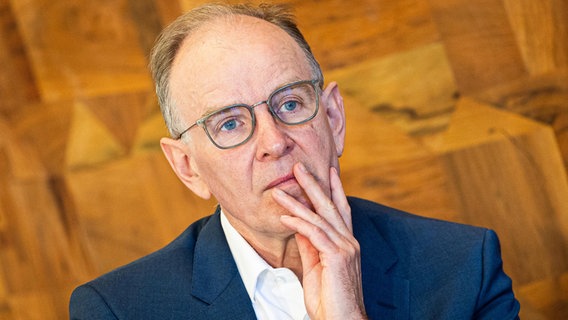 Ralf Meister, Landesbischof der evangelisch-lutherischen Kirche Hannover, nimmt an einer Pressekonferenz zu einem unabhängigen Bericht über sexualisierte Gewalt in der evangelischen Kirchengemeinde Oesede teil. © dpa-Bildfunk Foto: Moritz Frankenberg/dpa