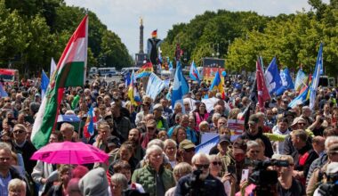 "Deutschland steht auf": Hunderte Menschen mit Friedensfahnen ziehen durch Berlin