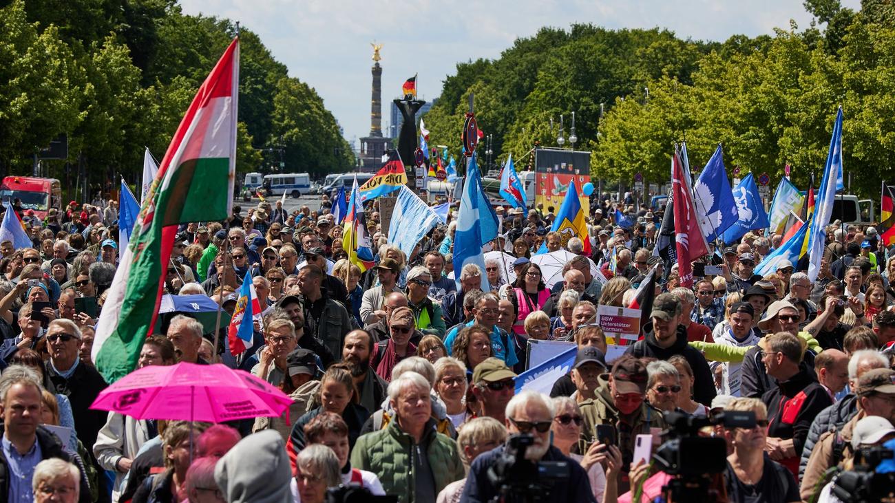 "Deutschland steht auf": Hunderte Menschen mit Friedensfahnen ziehen durch Berlin