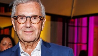 Ex-ARD-Star und seine Ehefrau posieren am Strand