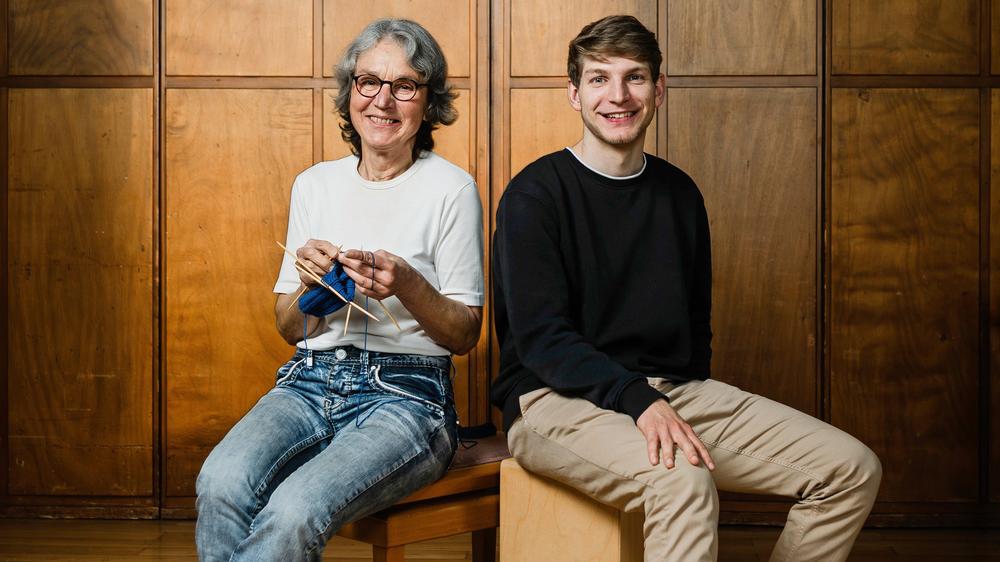 Ungewöhnliche Freundschaft: Sie könnten Oma und Enkel sein, doch Angelika und der Student Samuel sind Strick-Freund:innen.