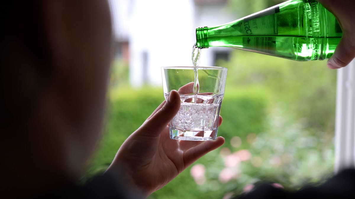 Mutter trinkt aus Wasserflasche und stirbt – Sohn festgenommen