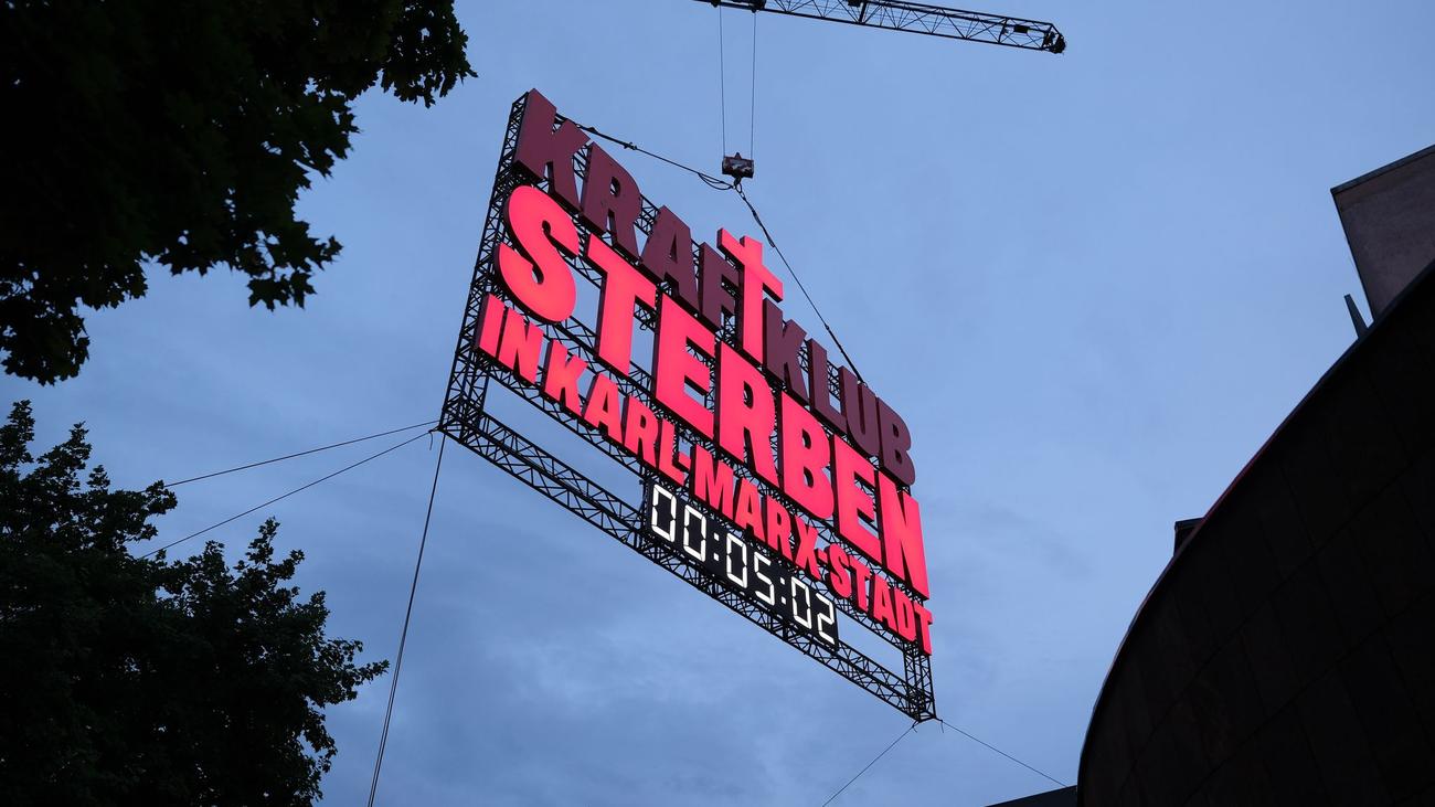 "Sterben in Karl-Marx-Stadt": Konzert vor Theater-Brache: Kraftklub gegen Kulturkürzungen