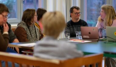 Mitarbeitende sitzen bei einer Redaktionssitzung der Zeitschrift "Ohrenkuss" um einen Tisch (Quelle: picture alliance/dpa/Henning Kaiser)