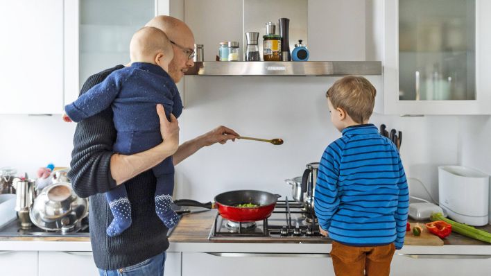 Symbolbild: Ein Vater kocht mit seinen Kindern in Berlin am 02.02.2021. (Quelle: IMAGO/Janine Schmitz)
