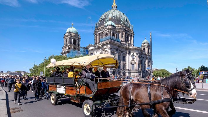 Archivbild: Mit einer Prozession am 09.05.2024 durch Berlin-Mitte haben die evangelischen Kirchen in der Hauptstadt Christi Himmelfahrt gefeiert. (Quelle: dpa/Rolf Zoellner)