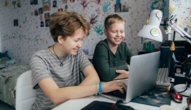 Symbolbild: Zwei Jungs spielen ein Videospiel im Kinderzimmer. (Quelle: imago images/Ilona)