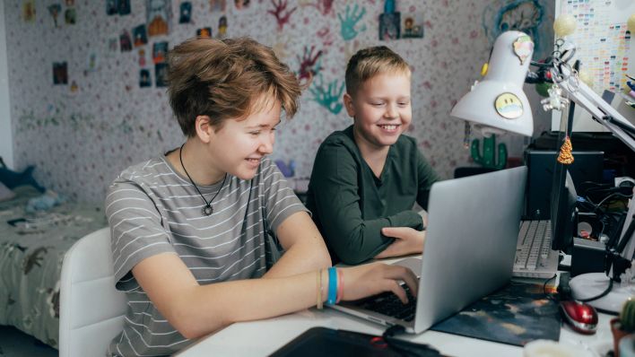 Symbolbild: Zwei Jungs spielen ein Videospiel im Kinderzimmer. (Quelle: imago images/Ilona)