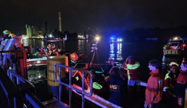 Rettungseinsatz auf der Spree nach Sturz von Partyboot