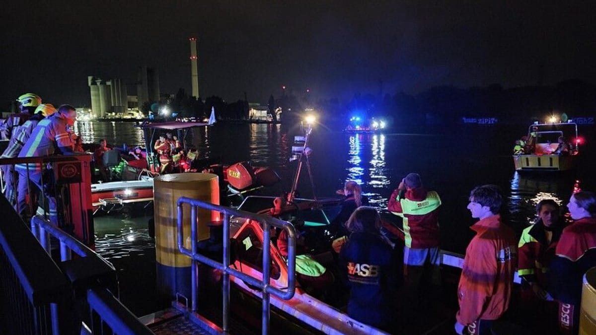 Rettungseinsatz auf der Spree nach Sturz von Partyboot