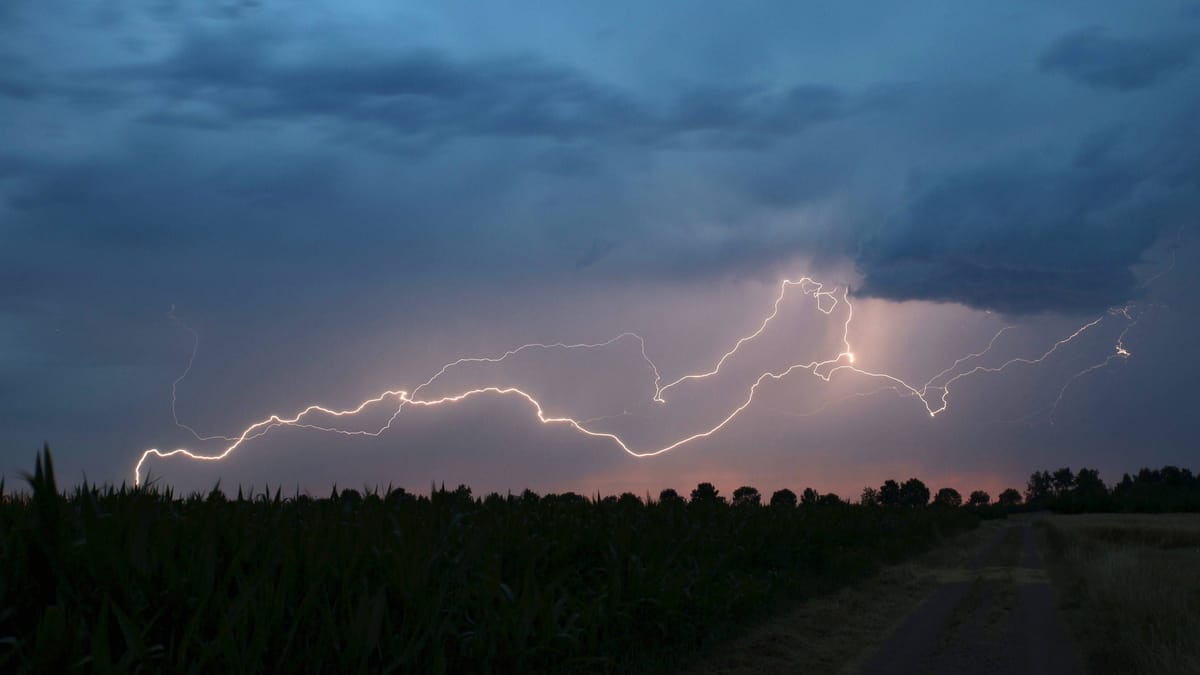 Massive Sturmfront mit Starkregen und Hagel zieht auf