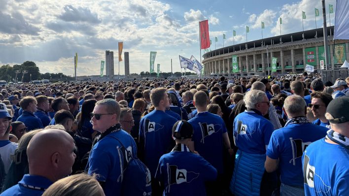 Fans von Arminia Bielefeld vor dem Stadion in Berlin (Quelle: dpa/Marc Schueler)
