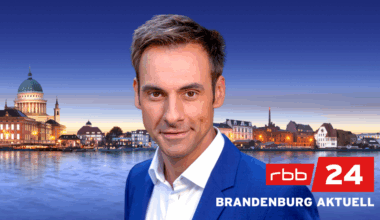 Marc Langebeck vor dem Logo von Brandenburg aktuell (Quelle: rbb)