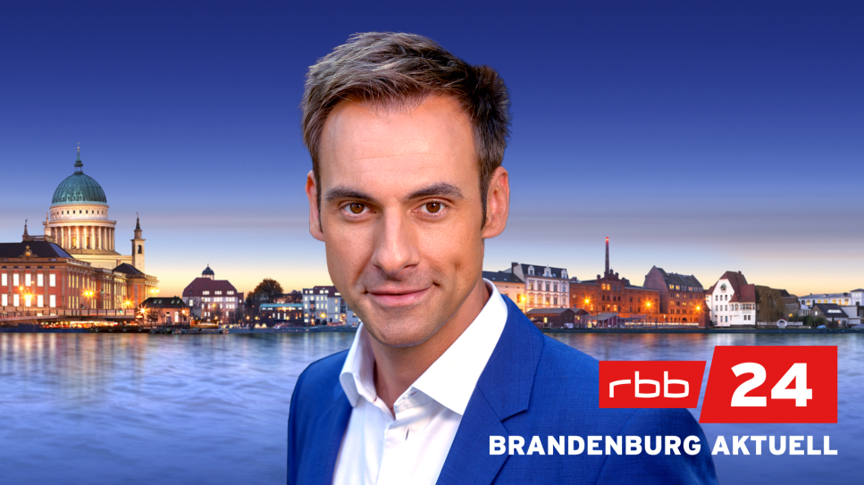 Marc Langebeck vor dem Logo von Brandenburg aktuell (Quelle: rbb)