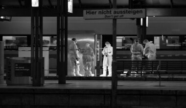 Hamburg: Eine Frau, ein Messer, ein voller Bahnsteig