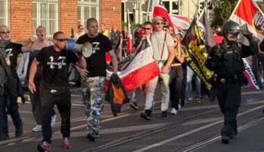 Polizei bei rechter Demo von Gegendemonstranten attackiert