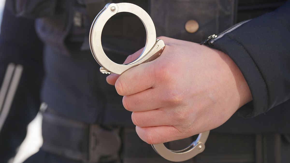 Mehr als 32 Jahre nach dem gewaltsamen Tod einer 29 Jahre alten Frau in Bonn hat die Polizei in dem bislang ungeklärten Fall einen Tatverdächtigen ermittelt. (Symbolbild)
