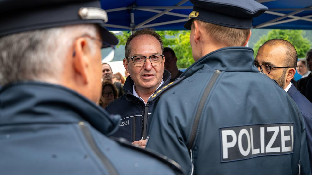 Migration: Dobrindt will Migranten in "heimatnahe" Drittstaaten rückführen