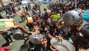 Menschen warten im Flüchtlingslager Nuseirat (Gaza) an einer Essensausgabe, 30. Mai 2025 (Quelle: APA/Omar Ashtawy)