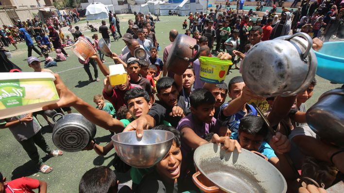 Menschen warten im Flüchtlingslager Nuseirat (Gaza) an einer Essensausgabe, 30. Mai 2025 (Quelle: APA/Omar Ashtawy)