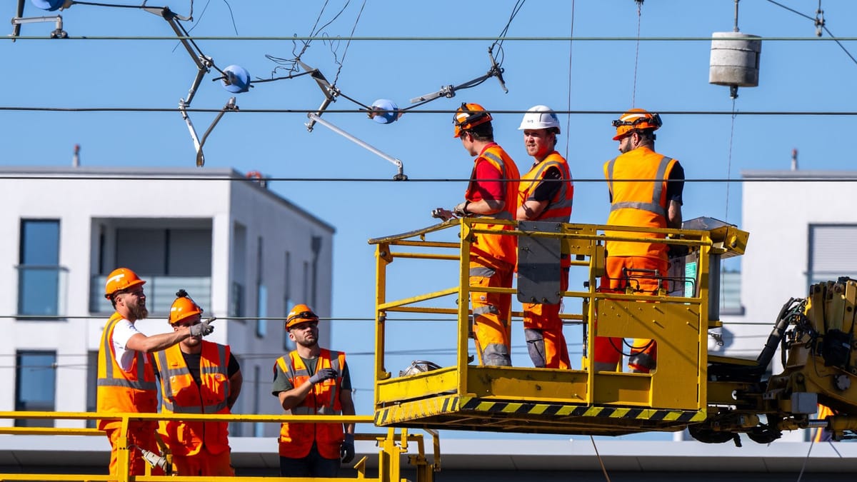 Zwei Bahnmitarbeiter bei Stromschlag verletzt – Ermittlungen