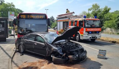 Mercedes überschlägt sich und kracht in Bus
