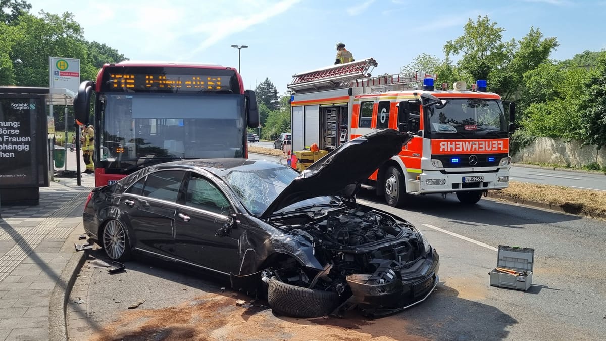 Mercedes überschlägt sich und kracht in Bus