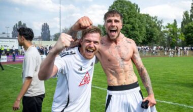 Patrick Breitkreuz (BFC Preussen, links) und Lenny Stein (BFC Preussen) jubeln nach dem Abpfiff. (Bild: IMAGO / Matthias Koch)