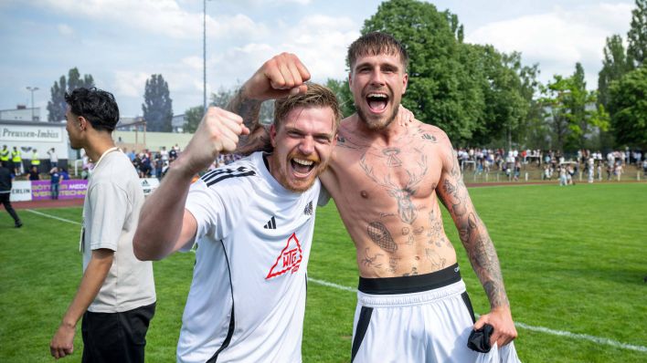 Patrick Breitkreuz (BFC Preussen, links) und Lenny Stein (BFC Preussen) jubeln nach dem Abpfiff. (Bild: IMAGO / Matthias Koch)