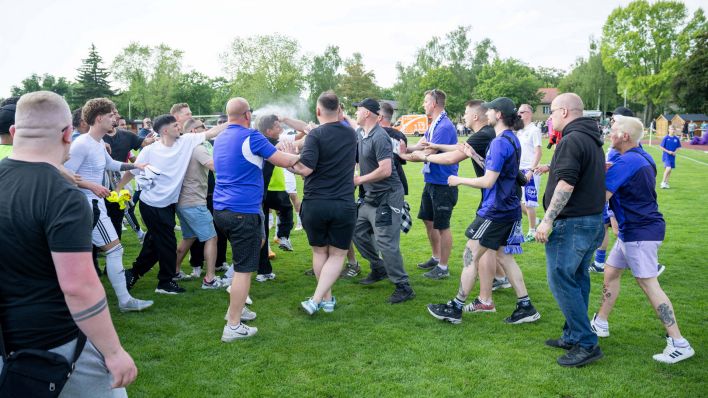 Tumulte nach Spielende zwischen Fans von Mahlsdorf und BFC Preussen. (Bild: IMAGO / Matthias Koch)