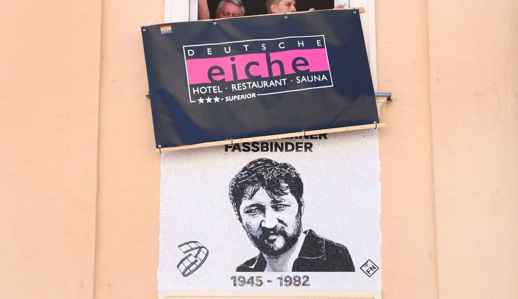 Enthüllung einer Gedenktafel für Regisseur Fassbinder