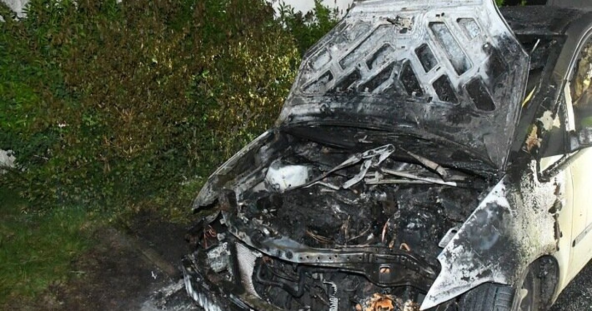 Unbekannte setzten PKW in Brand